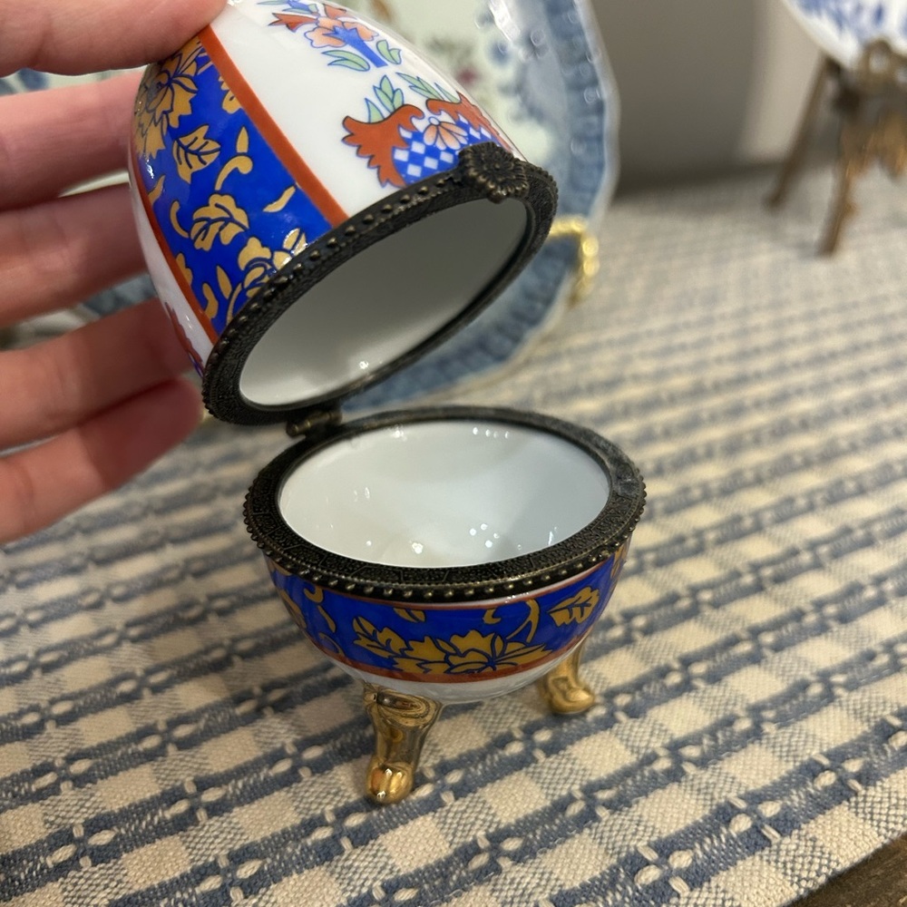 Chinese Porcelain Egg Hinged Trinket dish - Picture 2 of 2